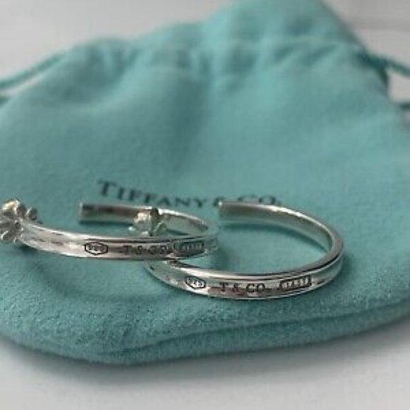🌟🌸HOST PICK 🌟🌸 NWOT Tiffany 925 Silver 1837 Medium Hoop Earrings Box & Pouch - Picture 6 of 9